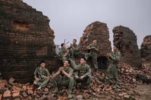 Cảnh trong phim "Mưa đỏ".