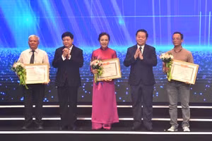 Trưởng Ban Tuyên giáo Trung ương Nguyễn Trọng Nghĩa và Chủ tịch Hội đồng Nguyễn Thế Kỷ trao chứng nhận và tặng hoa các tác giả có tác phẩm đạt mức tặng thưởng cao nhất.