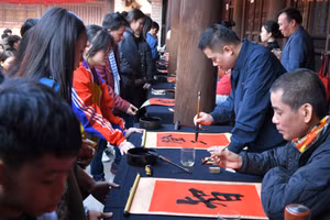 Văn Miếu - Quốc Tử Giám nhộn nhịp khách xin chữ đầu năm