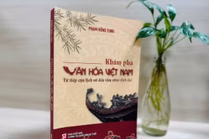 Cuốn sách dày 416 trang, tập hợp 17 chuyên luận được tác giả biên soạn, chỉnh lý trong gần 10 năm. 