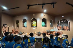 Tham quan trải nghiệm tại Bảo tàng làng gốm Bát Tràng.