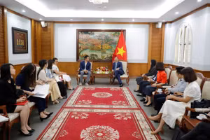 Đại diện lãnh đạo Bộ VH,TT&DL làm việc với ông Marc Woo, Tổng Giám đốc Google Việt Nam - Ảnh Bộ VH,TT&DL.