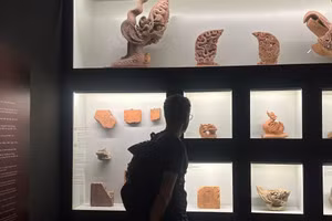 Du khách đến xem trưng bày có thể tham quan toàn diện hệ thống hiện vật tại Hoàng thành Thăng Long.