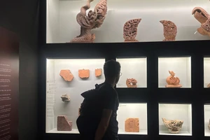 Du khách đến xem trưng bày có thể tham quan toàn diện hệ thống hiện vật tại Hoàng thành Thăng Long.