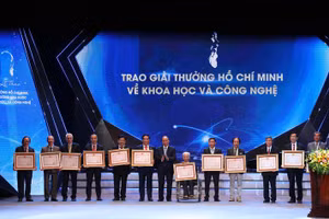 Các tác giả, đại diện tác giả, đồng tác giả nhận Giải thưởng Hồ Chí Minh về khoa học và công nghệ đợt 6.