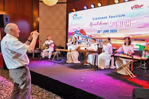 Khách mời trải nghiệm nhạc cụ truyền thống Việt Nam - Ảnh Cục DLQGVN.