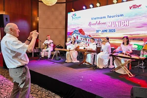 Khách mời trải nghiệm nhạc cụ truyền thống Việt Nam - Ảnh Cục DLQGVN.