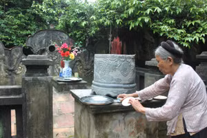 Mộ vua Đinh trên núi Yên Mã thuộc cố đô Hoa Lư. Ảnh: T. Hoà