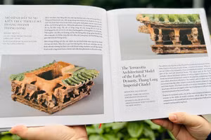 Cách trình bày song ngữ Việt - Anh giúp mở rộng phạm vi tiếp cận, đưa các giá trị văn hóa Việt Nam đến gần hơn với bạn bè quốc tế.