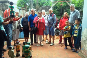 Khách nước thích thú tham quan làng rối Đào Thục (Hà Nội).