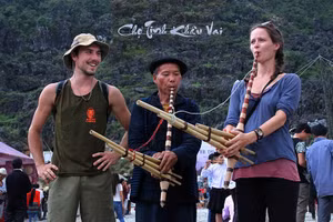 Du khách quốc tế trải nghiệm nhạc cụ khèn Mông - Ảnh: TITC.