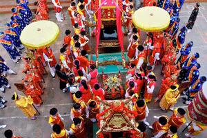 Nô nức xem rước kiệu Thánh du Xuân tại lễ hội 5 làng Mọc