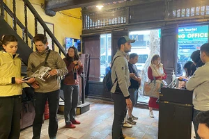 Du khách trải nghiệm hệ thống vé điện tử tại Ngôi nhà Di sản số 87 phố Mã Mây - Ảnh: TITC.