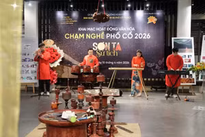 Biểu diễn âm nhạc truyền thống trong khai mạc chuỗi hoạt động văn hóa tại Phố cổ Hà Nội mang tên "Chạm nghề truyền thống 2026" - Ảnh: ITN.