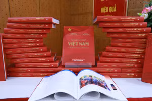 Cuốn sách có dung lượng gần 600 trang khổ lớn, được trình bày trang trọng, xuất bản song ngữ Việt - Anh.