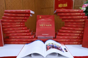 Cuốn sách có dung lượng gần 600 trang khổ lớn, được trình bày trang trọng, xuất bản song ngữ Việt - Anh.