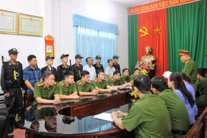 Cơ quan Cảnh sát điều tra Công an tỉnh Nam Định đọc quyết định khởi tố vụ án hình sự, khởi tố và ra lệnh bắt 3 bị can.