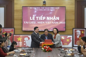 Đại diện các gia đình, cá nhân trao tặng tài liệu, hiện vật cho Bảo tàng Hồ Chí Minh.