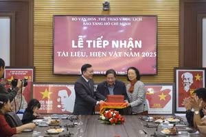 Đại diện các gia đình, cá nhân trao tặng tài liệu, hiện vật cho Bảo tàng Hồ Chí Minh.