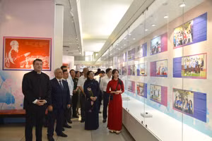 Các đại biểu tham quan triển lãm - Ảnh: BTHCM.