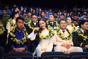 Hoà Minzy rạng rỡ trong Lễ trao Giải thưởng Gương mặt trẻ Việt Nam tiêu biểu 2025 diễn ra tối 25/3 tại Hà Nội - Ảnh: PQT.