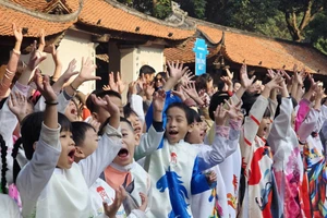 Các em học sinh háo hức chờ đến giờ diễu hành.