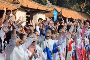 Các em học sinh háo hức chờ đến giờ diễu hành.