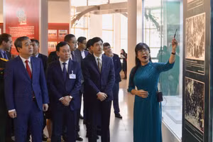 Trưng bày hơn 200 tài liệu, hiện vật quý về bộ đội Cụ Hồ