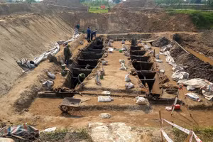 Hiện trường khai quật khảo cổ 2 chiếc thuyền tại Bắc Ninh.