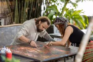 Vợ chồng hoạ sĩ Phùng Thanh Hà - Benjamin Schiller vẽ tranh chung.