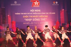 Nhóm nhảy đạt giải Nhất cuộc thi nhảy hiện đại Nhịp sống trẻ - Hà Nội lần I .