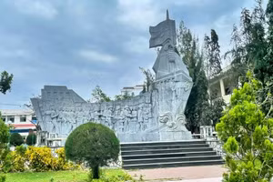 Bia di tích địa điểm chuyển quân tập kết ra Bắc tại Quy Nhơn - ảnh ITN.