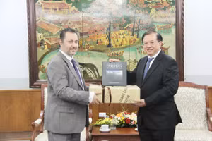 Thứ trưởng Tạ Quang Đông và Đại sứ Pakistan Kohdayar Marri.