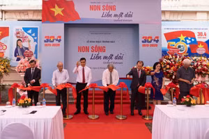 Các đại biểu cắt băng khai mạc trưng bày chuyên đề "Non sông liền một dải".