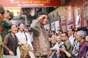 Hoạt cảnh tái hiện tạo ấn tượng tại trưng bày chuyên đề “Vang mãi khúc khải hoàn”.