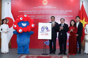 Đại nước hai nước Việt Nam - Nhật Bản giới thiệu linh vật của EXPO 2025 Osaka, Kansai và logo Nhà Triển lãm Việt Nam (ảnh: Nam Nguyễn - Bộ VH,TT&DL).