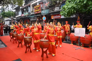 Nghi thức đánh trống khai hội - Ảnh: TITC.