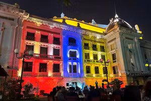 Khán giả nhận vé trong 3 ngày, từ ngày 20 - 22/8, tại Nhà hát Lớn, Hà Nội - Ảnh minh hoạ ITN.