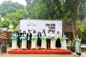 Họa sĩ Gen Z ‘phô bày’ góc nhìn mới về tranh dân gian