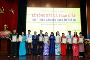 Bộ VH,TT&DL trao tặng giải thưởng cho 35 tập thể và cá nhân tiêu biểu - ảnh BVHTTDL.