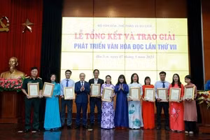 Bộ VH,TT&DL trao tặng giải thưởng cho 35 tập thể và cá nhân tiêu biểu - ảnh BVHTTDL.