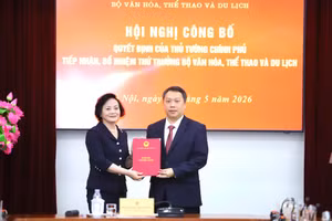 Phó Thủ tướng Chính phủ Phạm Thị Thanh Trà trao quyết định bổ nhiệm và chúc mừng Thứ trưởng Nguyễn Huy Dũng - Ảnh: Bộ VH,TT&DL.