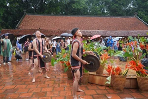 Phần trình diễn của các nghệ sĩ đến từ Tây Nguyên.