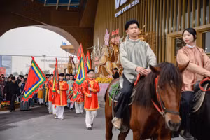 Chiến mã uy nghi dẫn dắt đoàn người mặc Việt phục - Ảnh: BTC.