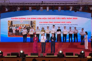 UBND TP Hà Nội trao Bằng khen cho 80 Gia đình văn hóa tiêu biểu năm 2025.