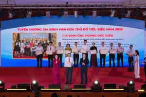 UBND TP Hà Nội trao Bằng khen cho 80 Gia đình văn hóa tiêu biểu năm 2025.