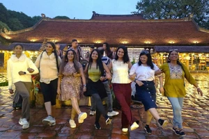 Năm 2025, khách quốc tế đến Hà Nội đạt trên 7,82 triệu lượt - Ảnh minh hoạ.