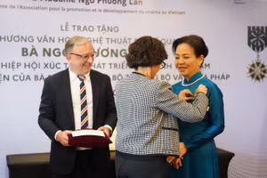 TS Ngô Phương Lan được trao tặng Huân chương Văn học Nghệ thuật của Pháp