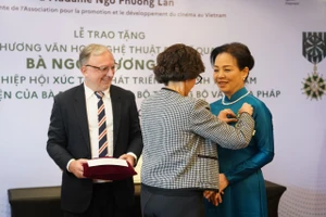 TS Ngô Phương Lan được trao tặng Huân chương Văn học Nghệ thuật của Pháp