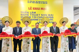 Các đại biểu cắt băng khai mạc triển lãm - Ảnh: Bộ VHTT&DL.